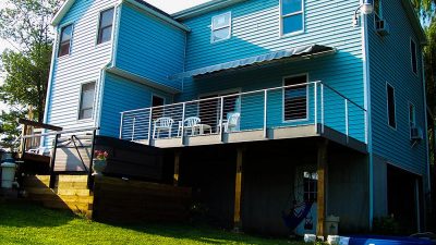 This Tivoli deck cable railing looks stunning. A NY deck railing contractor installed the Rainier cable rail for a modern look.