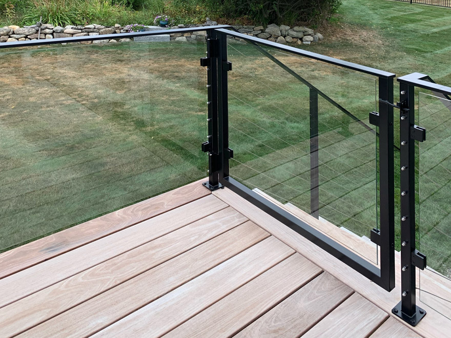 A glass railing contractor in Middlesex County, MA, installed this beautiful modern railing in Pepperell, MA, for his client, a Liz homeowner.