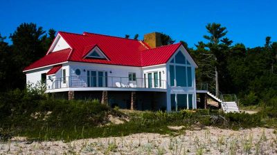 This Michigan deck railing looks stunning. The homeowner wanted to preserve the view while completing a Beaver Island railing remodel. The owners of this Michigan stainless railing system chose the railing because they needed to accomplish a curved outdoor cable rail design. AGS Stainless ships all over the US. 