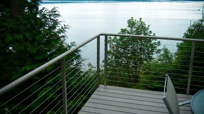 AGS Stainless, a custom railing manufacturer, custom-made this cable rail in Kingston, WA. The stainless railing company ships railing systems all over the US.