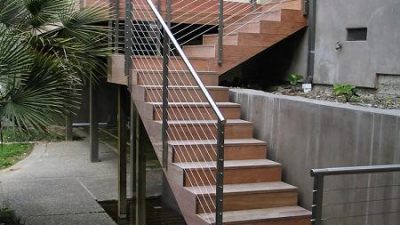 The owner of this Orinda patio railing chose to install the modern handrail throughout the property. The remodeled areas of the home include a deck railing, staircase cable rail, and patio railing - California homeowners can utilize their outside space year-round.