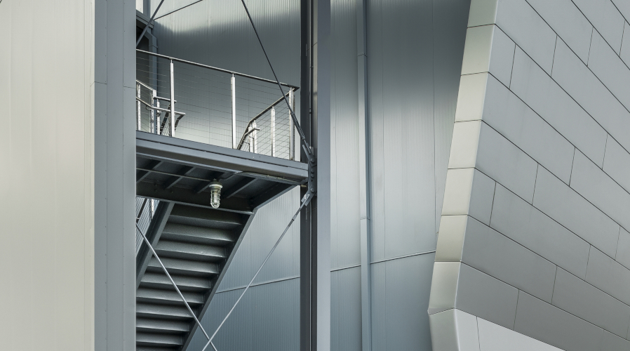 Novogratz-exteriorstair