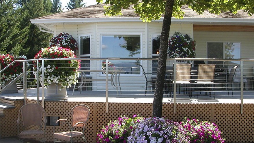 Metal deck cable railing