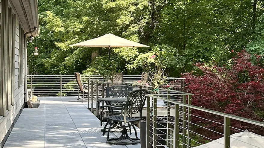 Modern deck railing design. Stainless railing is perfect for custom homes when a luxury aesthetic is desired.