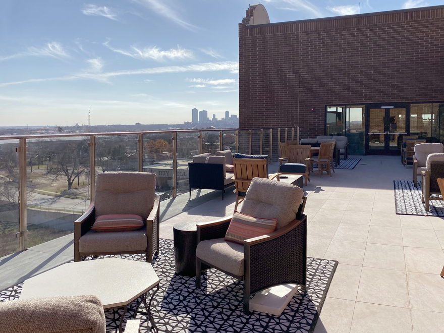 Glass panel deck railing is ideal for commercial railing installations. See through deck railing allows diners to enjoy views of the city.