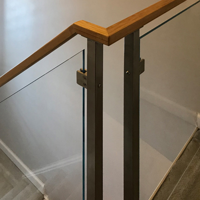 Sometimes a glass railing bracket is used to install the handrail. Alternatively, the handrail is connected to the top of the railing post.