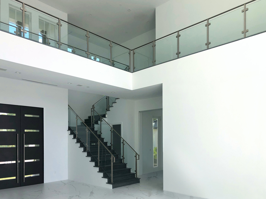  Custom-built, prefabricated glass railing systems are the closest thing you might find to glass stair railing kits. Glass stair railing posts can top or side mounted.