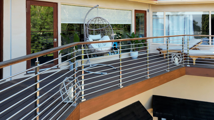 California railing installer used the Cascadia railing kit to complete a balcony railing design.